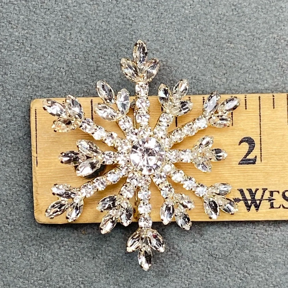 Rhinestone Snowflake Brooch Festive‎ Holiday 2” Gift Box